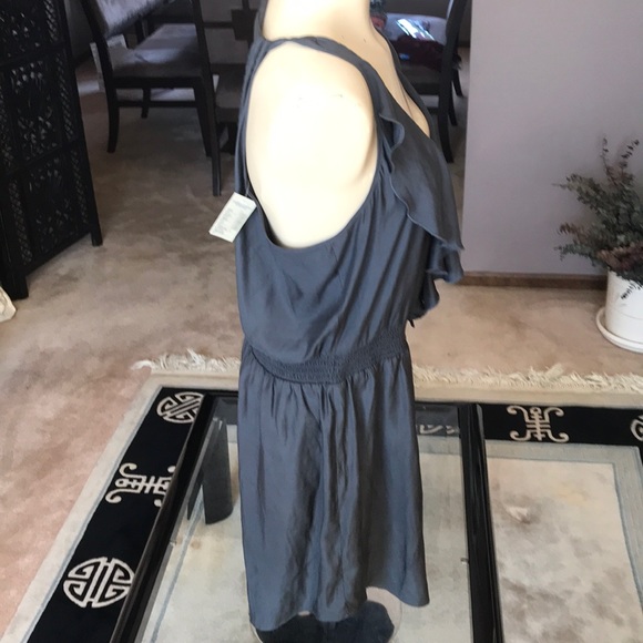 FIRM Gorgeous ruffled dress FIRM NO OFFERS - Picture 3 of 6